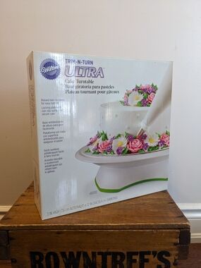 Wilton Trim-N-Turn Ultra Cake Turntable - White / Green Accent Tilt N Turn EUC